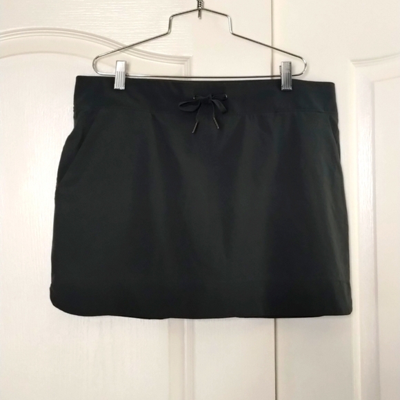 GAIAM green large athletic skort with pockets and underside shorts - Picture 1 of 9